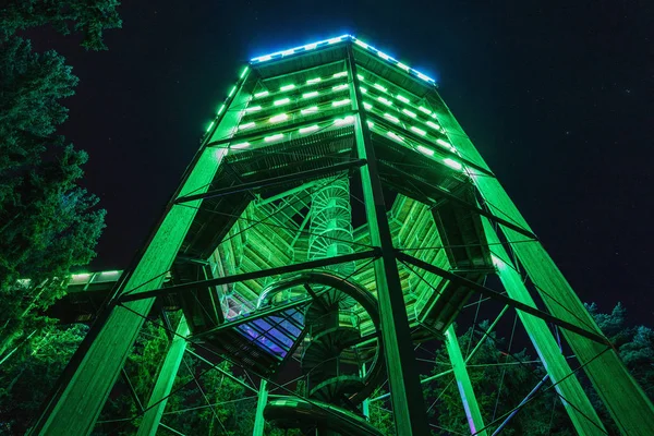 Treetop Pasarela en Lipno, lugar turístico y construcción única en la República Checa. Treetop Walkway Lipno, único en todo el país y primera pasarela de este tipo en la República Checa . —  Fotos de Stock