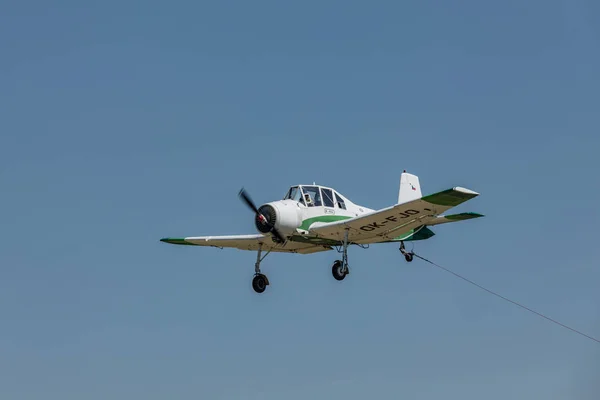 Zbraslavice, République tchèque - 29 mai 2017. Zlin Z-37 Cmelak avion agricole tchèque est remorqué par un planeur par une journée ensoleillée à Zbraslavice — Photo