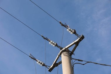 Güç hattı üzerinde cam yalıtkan