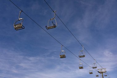 Telesiyej insanlar olmadan. Teleferik Dolomites'in mavi gökyüzünde üzerinde.