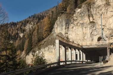 Dolomites, tünellerde kırsal astar tipik yollar yollar tekmeleyecek. Dolomites