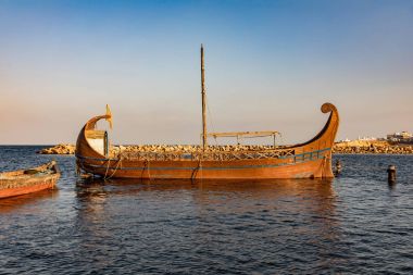 Pruvasına Monastir bağlantı noktasındaki Park yüzer. Öğe yelkenli gemi.