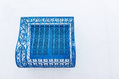 Bina ayrıntılarını ve mavi Dekoratif metal korkuluk pencere