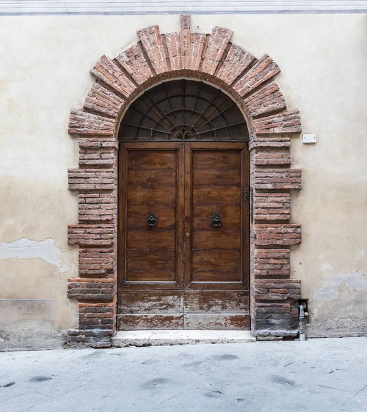 Massive wooden doors typical of southern Italy — Stock Photo, Image