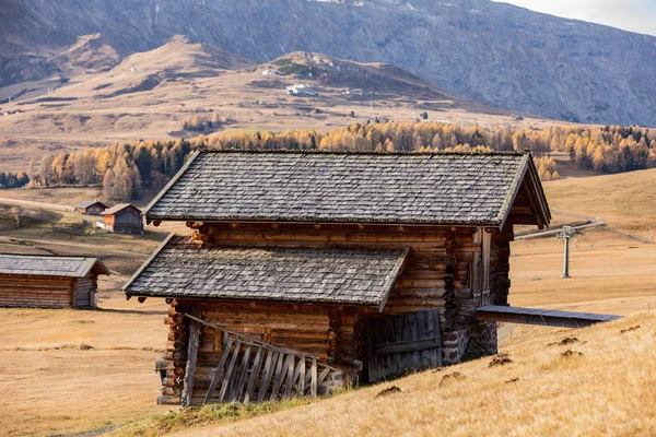 Holzhütten in den Dolomiten — Stockfoto