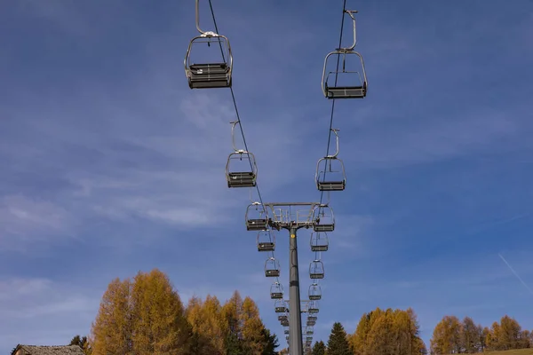 Stoeltjeslift zonder mensen. De kabelbaan op de blauwe hemel in de Dolomieten. — Stockfoto