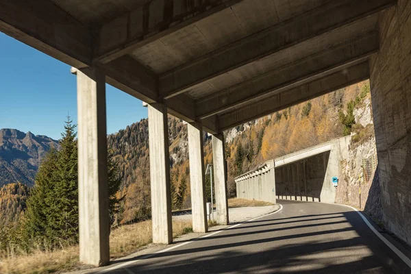 Caminos de patadas en los Dolomitas, caminos típicos en túneles que bordean el campo. Dolomitas — Foto de Stock