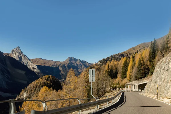 Kopać drogi w Dolomitach, typowe dróg w tunelach podszewka na wsi. Dolomity — Zdjęcie stockowe