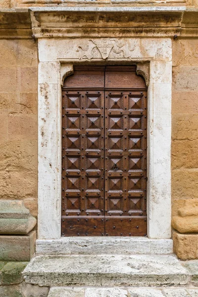 Massive wooden doors typical of southern Italy — Stock Photo, Image