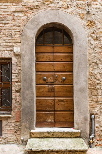 남부 이탈리아의 전형적인 거 대 한 나무 문 — 스톡 사진