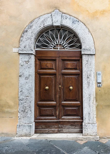 남부 이탈리아의 전형적인 거 대 한 나무 문 — 스톡 사진