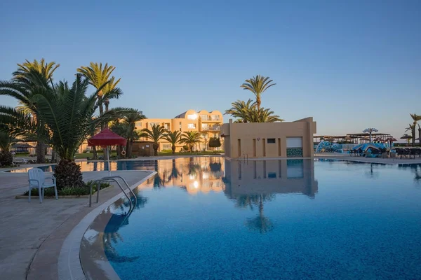 Бассейн в роскошном карибском отеле на тунисском курорте — стоковое фото