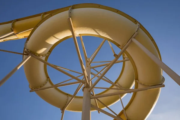 Parque aquático em resort tropical de luxo, corrediça de água — Fotografia de Stock