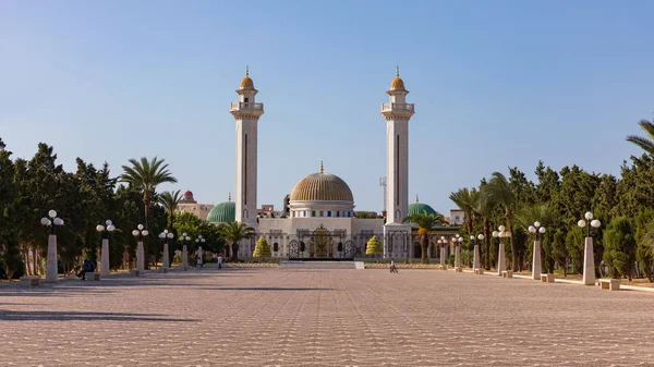 Mausoleum van de eerste president in Monastir in zonnige dag met blauwe lucht. Tunesië, Afrika. — Stockfoto