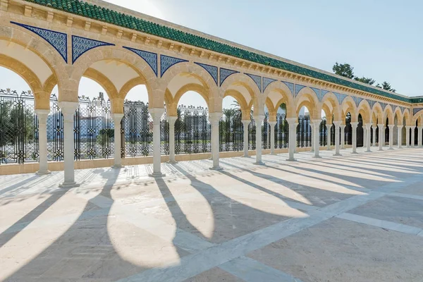 The courtyard of the Mausoleum of Habib Bourguiba in Monastir. Monastir, Tunisia. — Stock Photo, Image