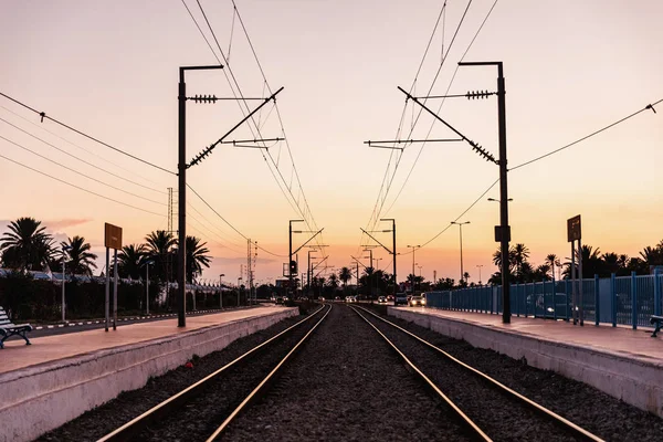 Las vías férreas en la luz de la noche, Metro a Monastir . — Foto de Stock