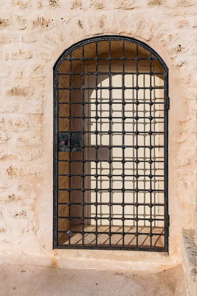 A metal lattice in front of the gates set in a sandstone wall of the fort — Stock Photo, Image