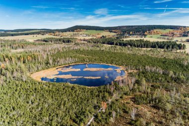 Chalupska üzerinde hava görünümünü demirlemek sonbahar, Sumava, Milli Parkı, Çek Cumhuriyeti