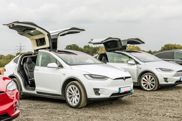 Prague, Çek Cumhuriyeti - 23 Eylül 2017. Tesla Model X kazıyıcı araba park. İki beyaz araba Tesla Model X açılan kapı ile.