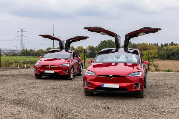 Prague, Çek Cumhuriyeti - 23 Eylül 2017. Tesla Model X kazıyıcı araba park. İki kırmızı otomobil Tesla Model X açılan kapı ile.