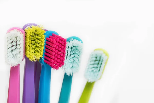 Nieuwe en gebruikte kleur ultra fijne tandenborstels in kleurrijke glazen. Tandheelkundige industrie. verschillende soorten tandenborstels. Mooie glimlach concept. Whitening. Tand zorg. Tanden gezond concept. — Stockfoto