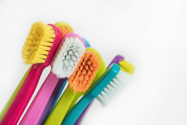 Nieuwe en gebruikte kleur ultra fijne tandenborstels in kleurrijke glazen. Tandheelkundige industrie. verschillende soorten tandenborstels. Mooie glimlach concept. Whitening. Tand zorg. Tanden gezond concept. — Stockfoto