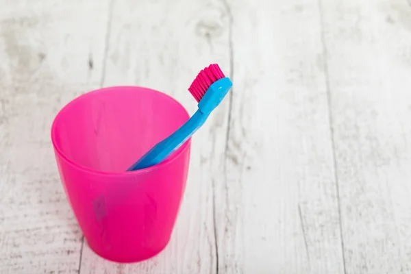 Nieuwe kleur ultra fijne tandenborstels in kleurrijke glazen. Tandheelkundige industrie. verschillende soorten tandenborstels. Mooie glimlach concept. Whitening. Tand zorg. Tanden gezond concept. — Stockfoto