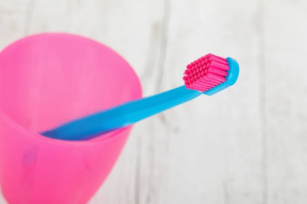 Nieuwe kleur ultra fijne tandenborstels in kleurrijke glazen. Tandheelkundige industrie. verschillende soorten tandenborstels. Mooie glimlach concept. Whitening. Tand zorg. Tanden gezond concept. — Stockfoto