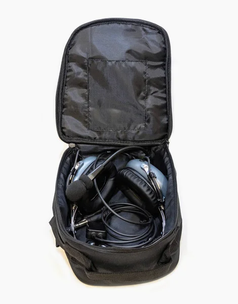 Schwarze Stofftasche für Luftfahrt-Kopfhörer, Luftfahrt-Kopfhörer für Piloten. — Stockfoto