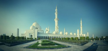 Büyük Sheik Zayed Camisi alacakaranlıkta (Abu Dhabi, Birleşik Arap Emirlikleri)