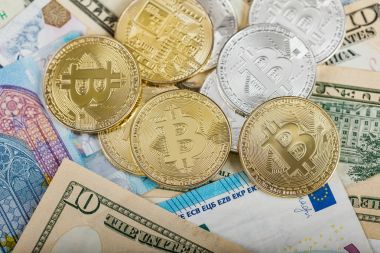 Bitcoin sanal para birimi. Bitcoin ile ticaret. Sanal bir para birimi satın alma riskini. Kripto para birimi arka plan kavramı.