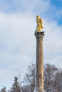 Taş sütun St. Vitus yaldızlı Meryem Ana heykeli ile