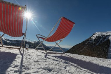 Dolomites, güzel yamaçları ile Kayak alanı. Güneşli bir kış boş kayak pisti. Hazır Bakırlı ve güneşli bir gün