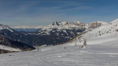 Dolomites, güzel yamaçları ile Kayak alanı. Güneşli bir kış boş kayak pisti. Kayak pisti, Alpe di Lusia, İtalya hazırlamak