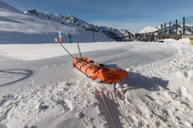 Kızak karda kurtarma. Yaralı kayakçılar için Taşıma kızağı. Kayak pisti, Alpe di Lusia, İtalya hazırlamak