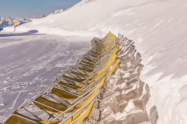 Dolomiti, comprensorio sciistico con belle piste. Pista da sci vuota in inverno in una giornata di sole. Piste preparate e giornata di sole — Foto Stock