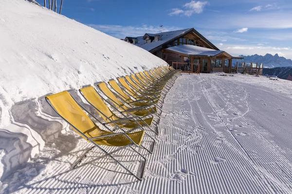Dolomitas, área de esqui com belas pistas. Esvaziar pista de esqui no inverno em um dia ensolarado. Preparado piste e dia ensolarado — Fotografia de Stock