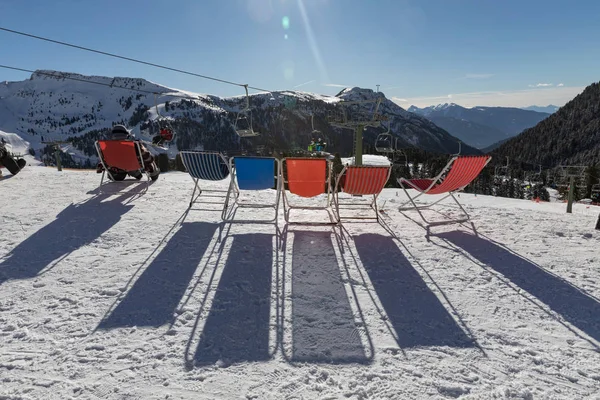Dolomitas, área de esqui com belas pistas. Esvaziar pista de esqui no inverno em um dia ensolarado. Preparado piste e dia ensolarado — Fotografia de Stock