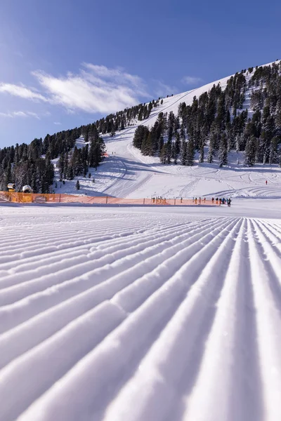 白云岩, 滑雪区与美丽的斜坡。在晴朗的天气里, 冬天的滑雪斜坡是空的。准备滑雪和晴朗的一天 — 图库照片