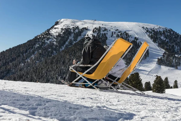 Dolomitas, área de esqui com belas pistas. Esvaziar pista de esqui no inverno em um dia ensolarado. Preparado piste e dia ensolarado — Fotografia de Stock