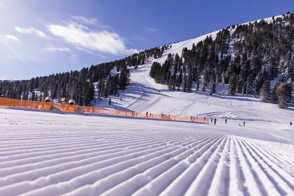 Δολομίτες, περιοχή με πανέμορφες πλαγιές για σκι. Άδειο σκι το χειμώνα σε μια ηλιόλουστη ημέρα. Προετοιμασμένη πίστα και ηλιόλουστη μέρα — Φωτογραφία Αρχείου