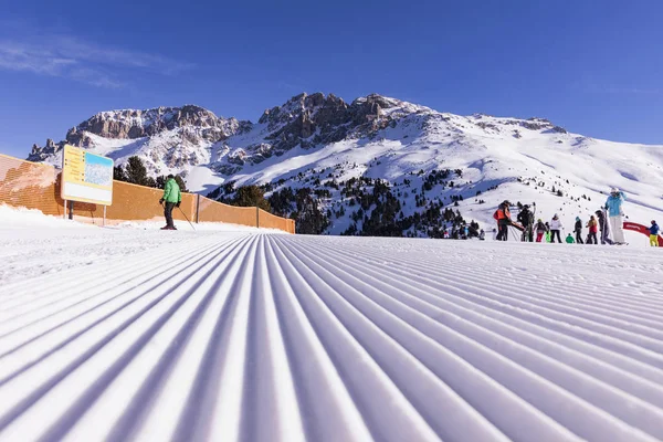 Dolomites, domaine skiable avec de belles pistes. Piste de ski vide en hiver par une journée ensoleillée. Piste préparée et journée ensoleillée — Photo