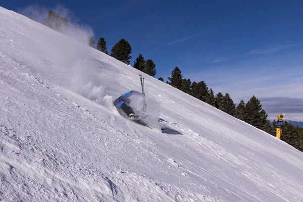 Skifahrer stürzt auf der Skipiste. Gefährlicher Sturz auf der schwarzen Piste — Stockfoto