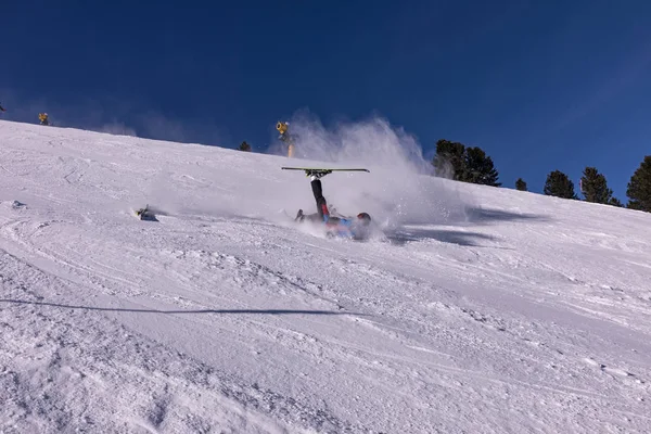 スキーヤーはスキー場に落ちる。黒の斜面に危険な秋 — ストック写真
