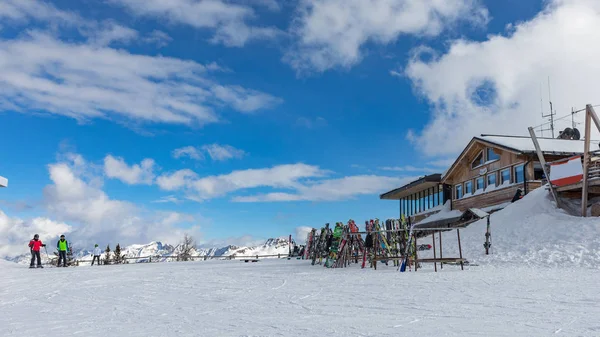 Dolomieten, skigebied met prachtige hellingen. Lege skipiste in de winter op een zonnige dag. Bereiden van skipiste, Alpe Cermis, Italië — Stockfoto