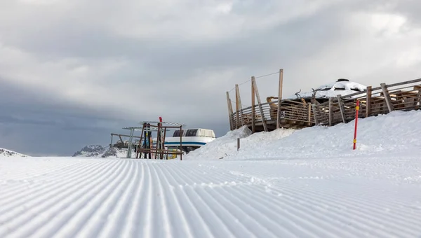 Dolomitas, zona de esquí con hermosas pistas. Pista de esquí vacía en invierno en un día soleado. Preparar pista de esquí, Alpe Cermis, Italia —  Fotos de Stock