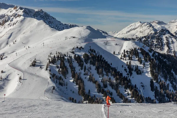 Dolomitas, área de esqui com belas pistas. Esvaziar pista de esqui no inverno em um dia ensolarado. Preparar pista de esqui, Alpe di Lusia, Itália — Fotografia de Stock