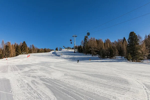 Dolomieten, skigebied met prachtige hellingen en de blauwe hemel. Lege skipiste in de winter op een zonnige dag. Bereiden van skipiste, Alpe di Lusia, Italië — Stockfoto