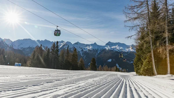 Dolomitas, área de esqui com belas encostas e céu azul. Esvaziar pista de esqui no inverno em um dia ensolarado. Preparar pista de esqui, Alpe di Lusia, Itália — Fotografia de Stock