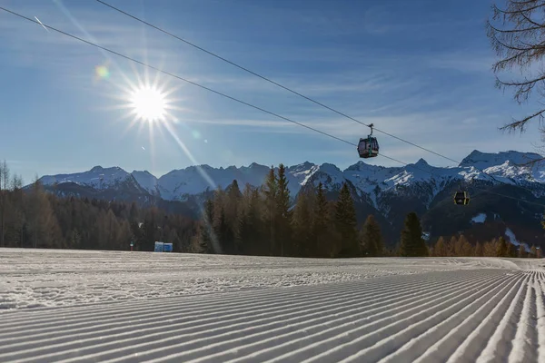 Dolomites, domaine skiable avec de belles pentes et ciel bleu. Piste de ski vide en hiver par une journée ensoleillée. Préparer la piste de ski, Alpe di Lusia, Italie — Photo